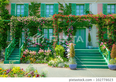 玫瑰盛開的西式建築~濱名湖花園公園 玫瑰盛開的西式建築~濱名湖花園公園 102778023