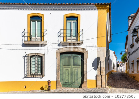 Cityscape of Evora with typical houses painted in white Cityscape of Evora with typical houses painted in white 102778503