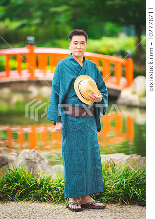 Senior man traveling in kimono Senior man traveling in kimono 102778711