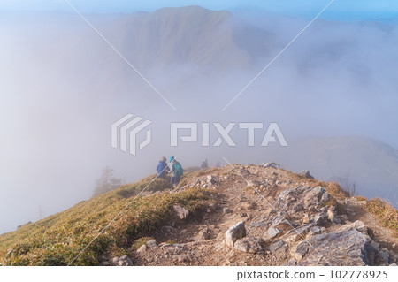 [Japan's 100 Famous Mountains] Jiro Oi and Asagiri seen from the summit of Mt. Tsurugi 2, Miyoshi City, Tokushima Prefecture 102778925