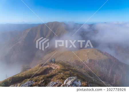 【日本名山100】從德島縣三好市劍山1看到的大井二郎和朝霧 102778926