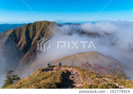 [Japan's 100 Famous Mountains] Jiro Oi and Asagiri seen from Mt. Tsurugi 4 Miyoshi City, Tokushima Prefecture 102778929