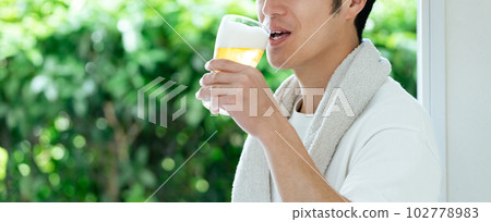 度假時喝啤酒的男人 102778983