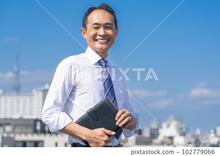 A refreshing middle-aged businessman in a Y-shirt 102779066