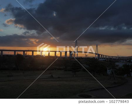 Imizu City, Toyama Prefecture: View of Shinminato Bridge at sunset from Toyama Shinko Genki no Mori Park 102779843