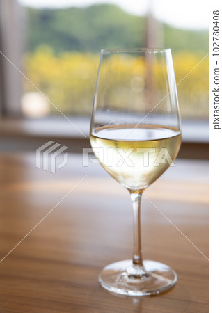Delicious white wine 102780408