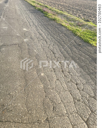 破裂的瀝青路面 102780463