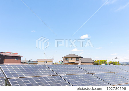 太陽能發電廠和房子 太陽能發電廠和房子 102780596