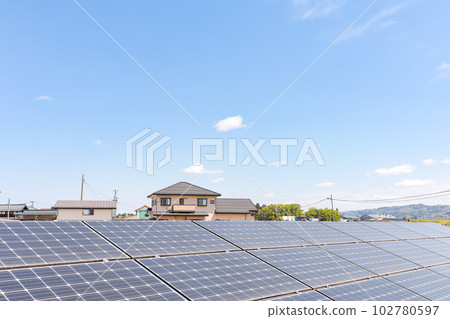 太陽能發電廠和房子 太陽能發電廠和房子 102780597
