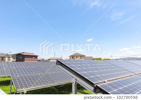 太陽能發電廠和房子 太陽能發電廠和房子 102780598