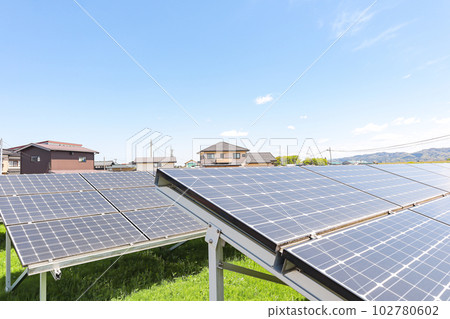 太陽能發電廠和房子 太陽能發電廠和房子 102780602