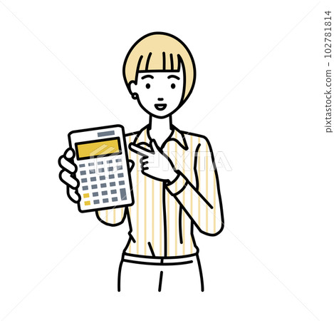 一位休閒辦公室女性站著指著計算器 102781814