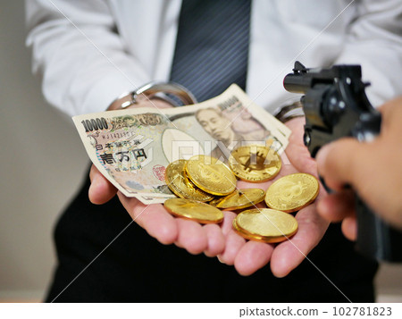 一個用槍口尖遞現金的人 102781823