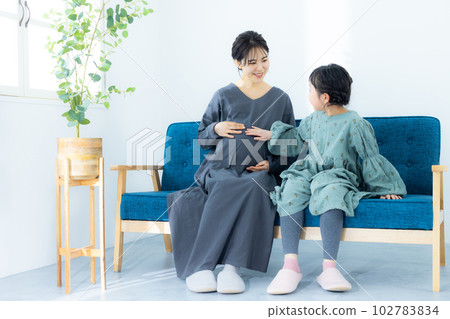 Parent and child Pregnant woman Elementary school girl Parent and child Pregnant woman Elementary school girl 102783834