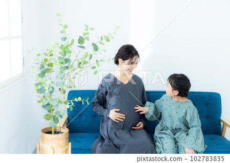 Parent and child Pregnant woman Elementary school girl 102783835