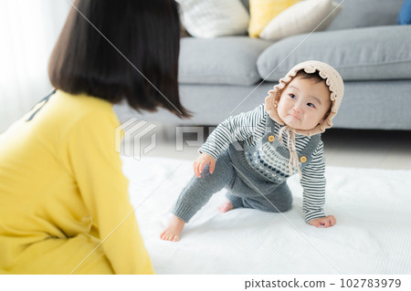 living room baby sister 102783979