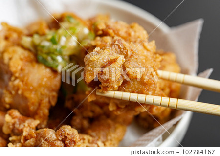 用筷子吃炸雞 102784167