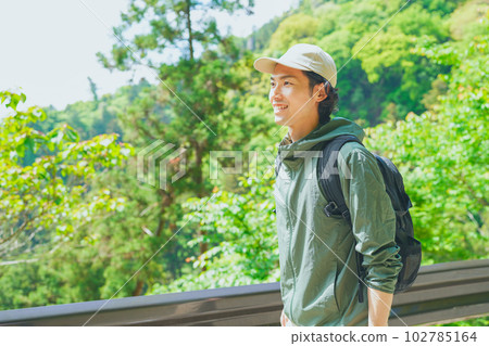在美麗的青山中遠足的年輕人 102785164