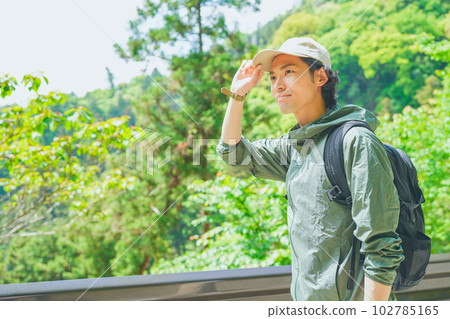 在美麗的青山中遠足的年輕人 102785165