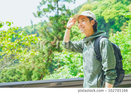 在美麗的青山中遠足的年輕人 102785166