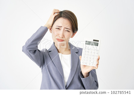 拿著計算器並且拿著她的頭的女商人 白色背景 拿著計算器並且拿著她的頭的女商人 白色背景 102785541