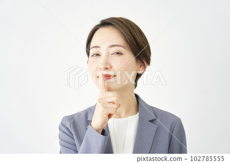 做一個秘密姿勢白色背景的女商人 102785555