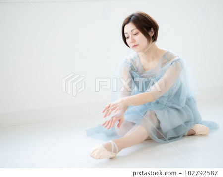 一個女人在明亮的房間裡準備跳芭蕾舞 102792587