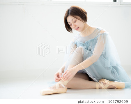 在明亮的房間裡穿足尖鞋的女人 102792609