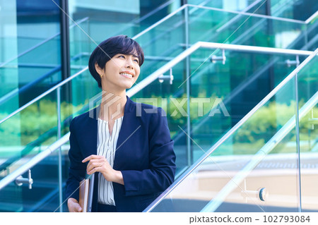 微笑在辦公室工作的中年女商人攝影合作：LINK FOREST 102793084