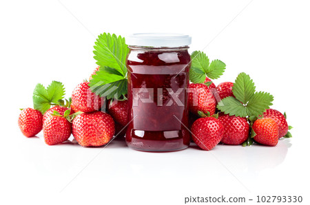 Strawberry jam and fresh berries are isolated on a white background. 102793330