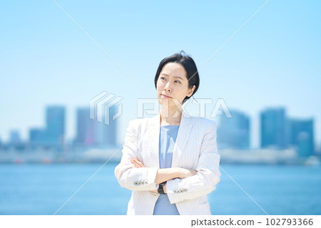 Business woman with a questioning expression 102793366