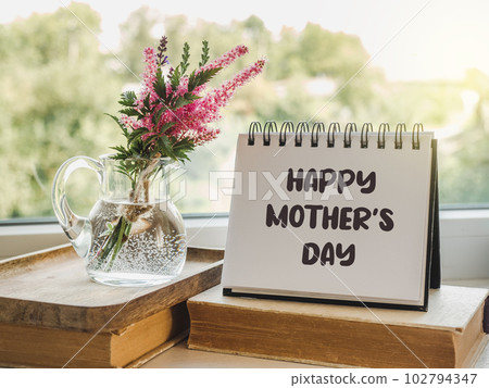 Notepad with the word MOM. Closeup, indoors 102794347