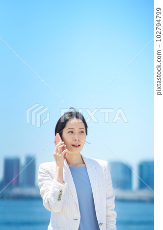 談智慧型手機的女商人 談智慧型手機的女商人 102794799