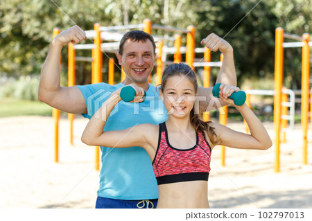 Happy sporty father and preteen girl 102797013