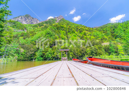 [Scenic view] Myojin Pond in Kamikochi in early summer [Nagano Prefecture] 102800846