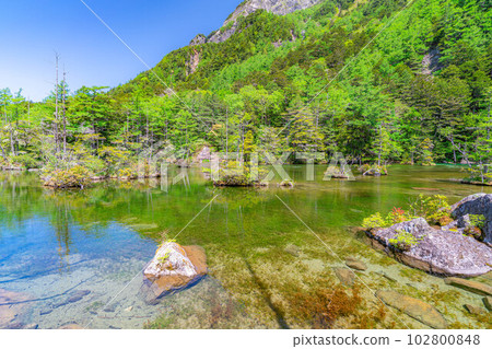 [Scenic view] Myojin Pond in Kamikochi in early summer [Nagano Prefecture] 102800848