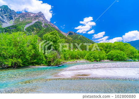 [Scenic view] Kamikochi in early summer [Nagano Prefecture] 102800880