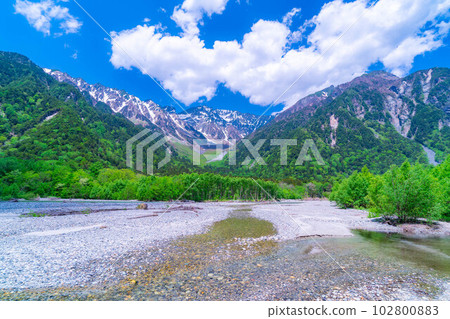 [Scenic view] Kamikochi in early summer [Nagano Prefecture] 102800883