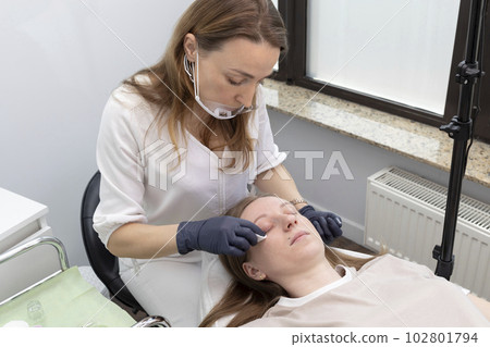 Beautician Cleans Eye Area Before Eyelash Lamination, Lifting Procedure in Beauty Salon. Step by Step, Process. Beautiful Lash Extension, Treatment With Keratin. Horizontal Plane. 102801794