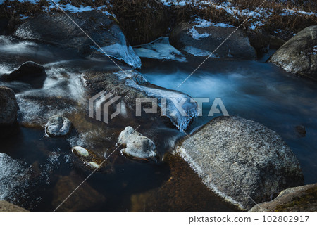 Ushibuse River in winter [Matsumoto City] 102802917