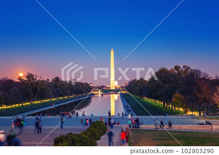 Washington Monument at night, USA 102803290