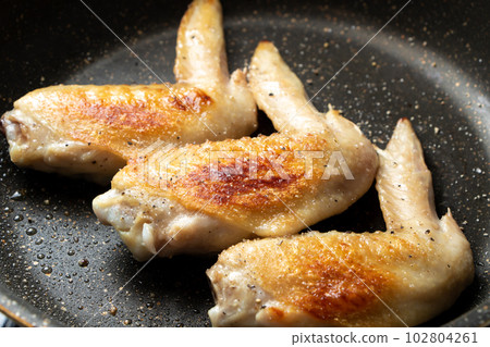 Fry the chicken wings in a frying pan. (grilled with salt) 102804261