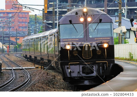 [JR Kyushu] DF200 type diesel locomotive + Series 77 "Seven Stars in Kyushu" (Kagoshima Main Line: Mizuki Station) 102804433