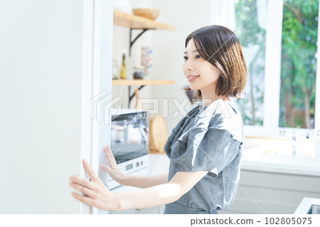 young woman using microwave young woman using microwave 102805075