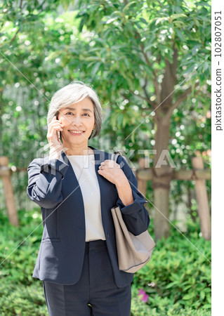 打商務電話的資深婦女 102807051