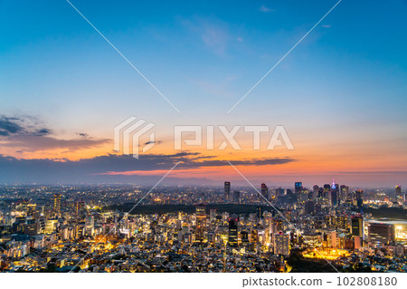 [Tokyo] The streets of Shinjuku sub-center where the sunset is vivid 102808180