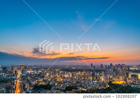 [Tokyo] The streets of Shibuya with a vivid sunset 102808207