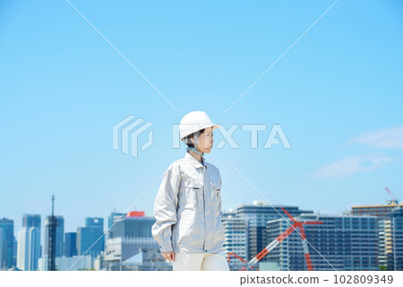 戴頭盔穿工作服的女人 戴頭盔穿工作服的女人 102809349