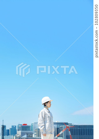 戴頭盔穿工作服的女人 戴頭盔穿工作服的女人 102809350