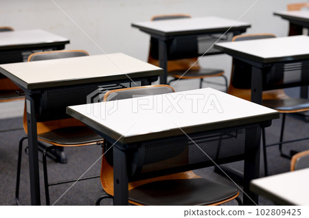 學校教室課桌椅 102809425